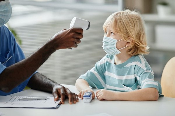 Comment maintenir la température d'un vivarium pendant le déménagement d'un reptile rare ?