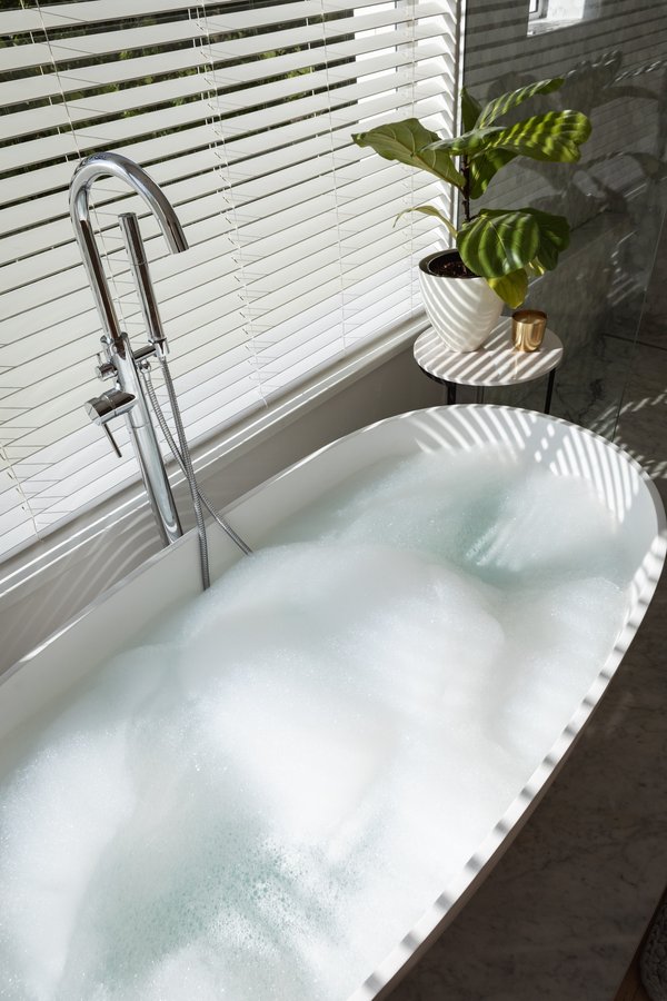 Transformer une baignoire en douche : quel budget prévoir ?